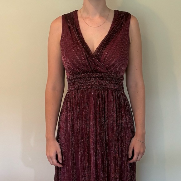 Long sparkly sleeveless gown. Great for the festive holiday season or wedding. - Picture 1 of 11